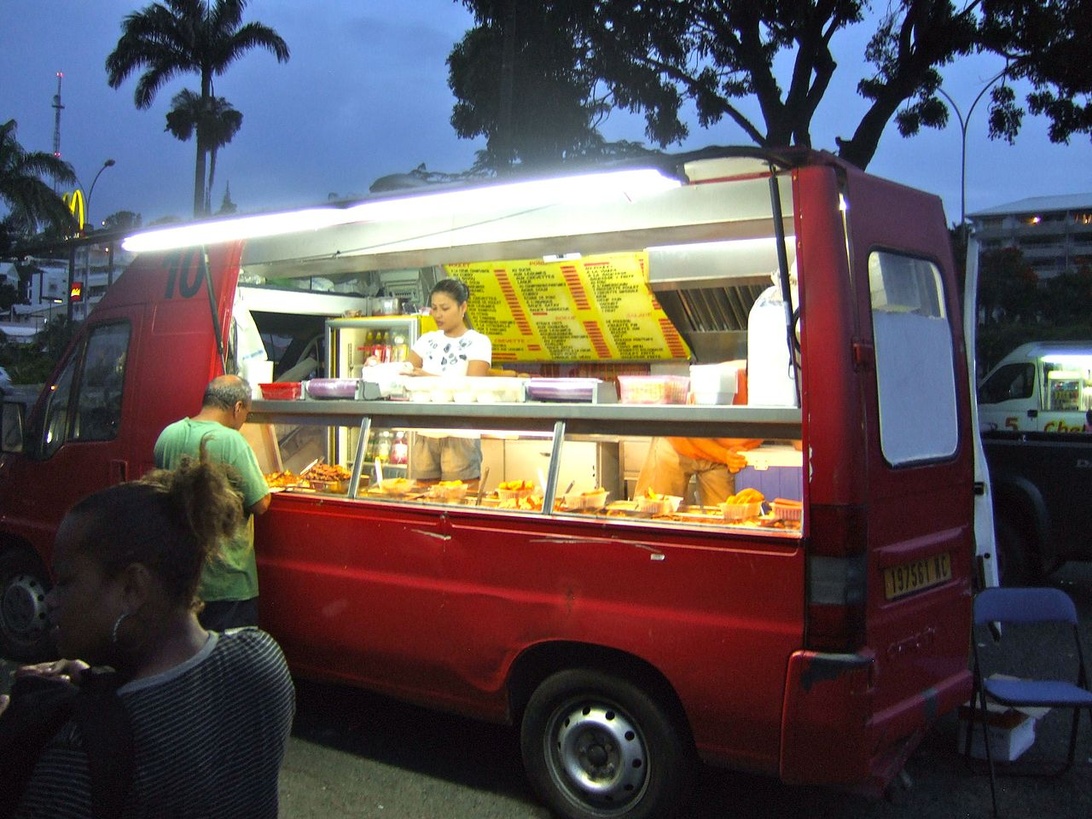 De complexe elektrische installatie binnenin een foodtruck.